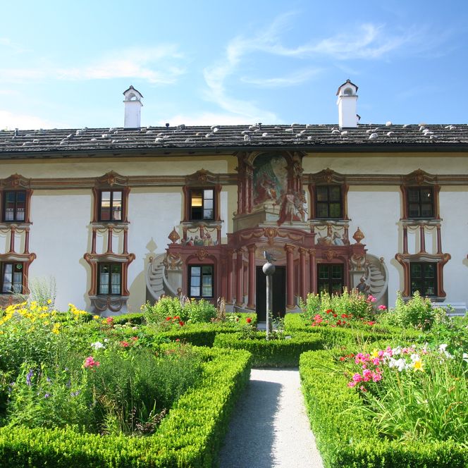 Das Pilatushaus in Oberammergau mit Garten