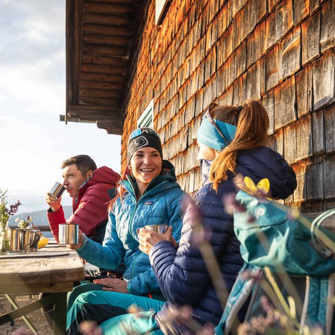 Wanderer kehren nach einer Wanderung in einer Hütte in den Ammergauer Alpen ein