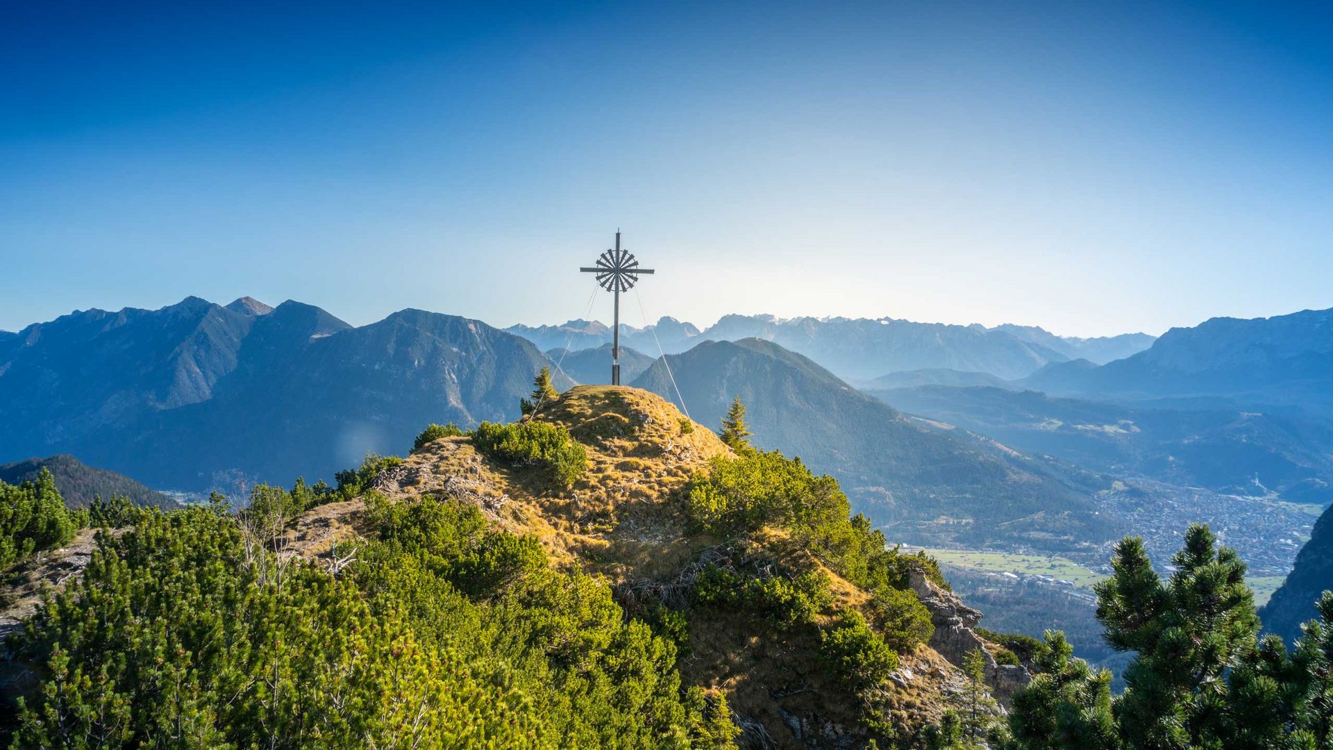 Gipfelkreuz der Notkarspitze mit Bergpanorama im Hintergrund