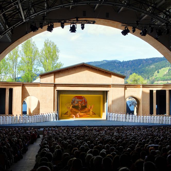 Passionstheater in Oberammergau mit Zuschauern zu den Passionsspielen