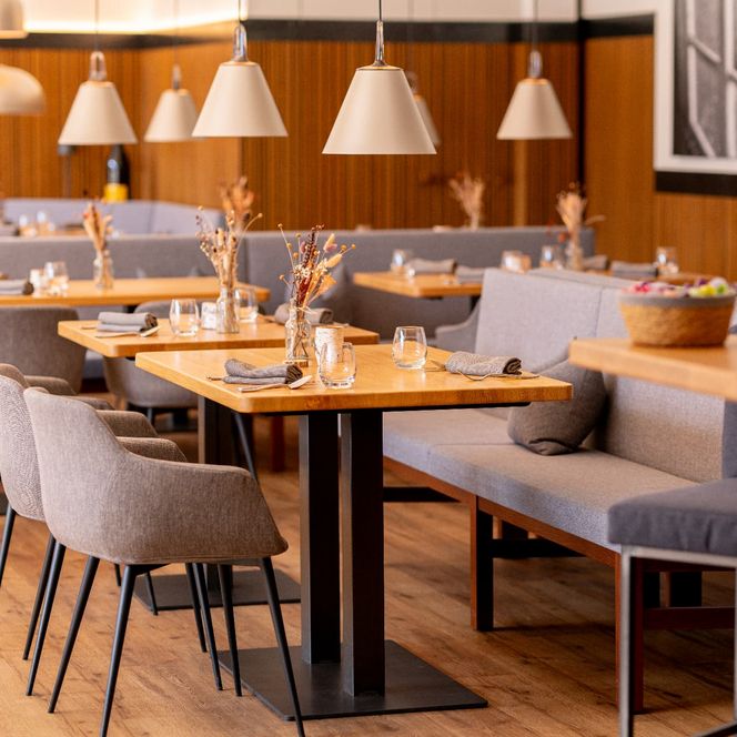 Der Gastraum innen vom Restraunt Altes Sägewerk. 