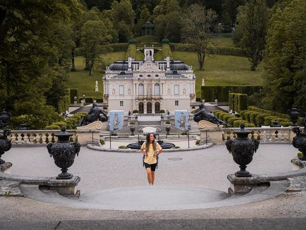 Wanderer vor Schloss Linderhof
