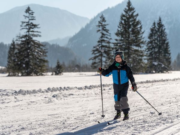 Kind beim Langlaufen in den Ammergauer Alpen