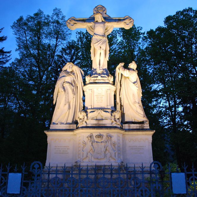 Die beleuchtete Kreuzigungsgruppe in Oberammergau