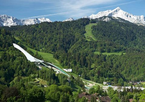 Große Skisprungschanze in Partenkirchen im Sommer