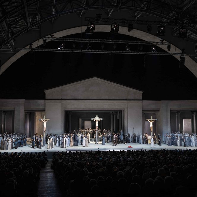 Passionsbühne Oberammergau: Kreuigung Christi und der zwei Häscher.