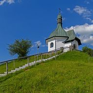 Kriegergedächtniskapelle in Bad Bayersoien mit Aufgang zur Kapelle