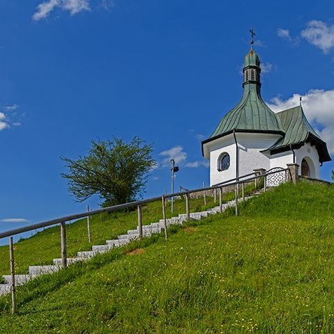 Kriegergedächtniskapelle in Bad Bayersoien mit Aufgang zur Kapelle