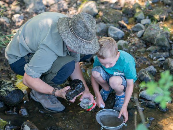 Zwei Personen auf einer Rangerführung