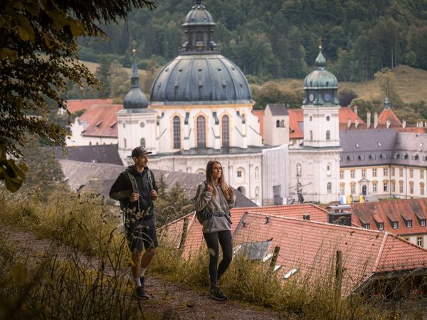 Wanderer am Kloster Ettal