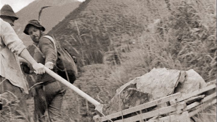 Zwei Handwerker beim Transport der Rohlinge ins Tal 