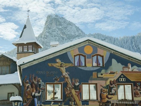 Häuserfassaden in Oberammergau im Winter