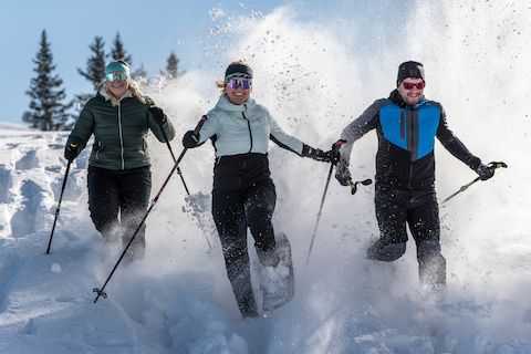 Drei Menschen beim Winterwandern mit Schneeschuhen in den Ammergauer Alpen 