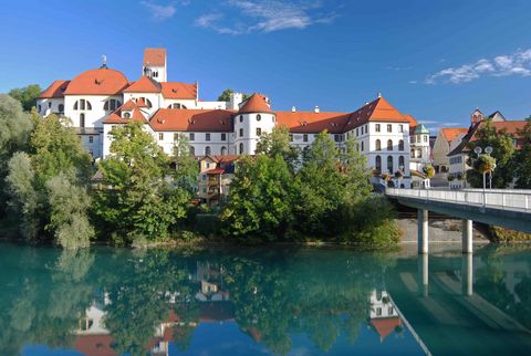 Das KLoster St. Mang vor dem hohen Schloss zu Füssen. Im Vordergrund der Lech