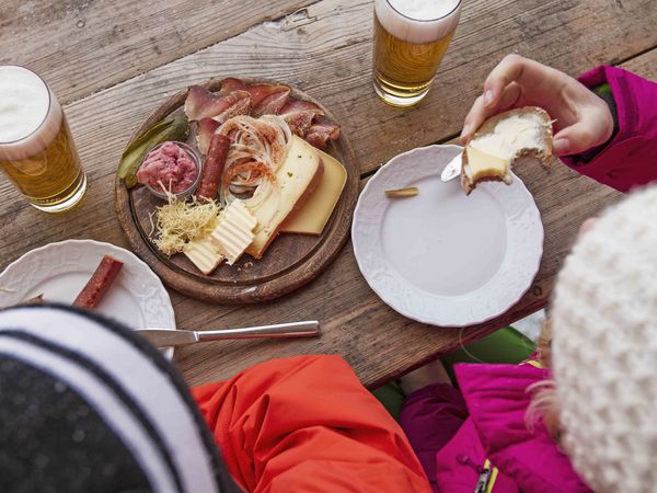 Brotzeit auf der Kolbensattelhütte