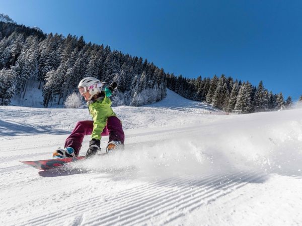 Snowboarder auf einer Skipiste in den Ammergauer Alpen