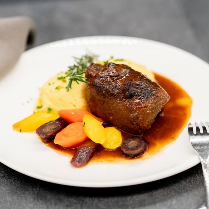 Der Hauptgang Rinder Roulade vom Ammergauer Rind mit Kartoffel-Kräuter Püree und bunten Karotten vom Alten Sägewerk beim s'A