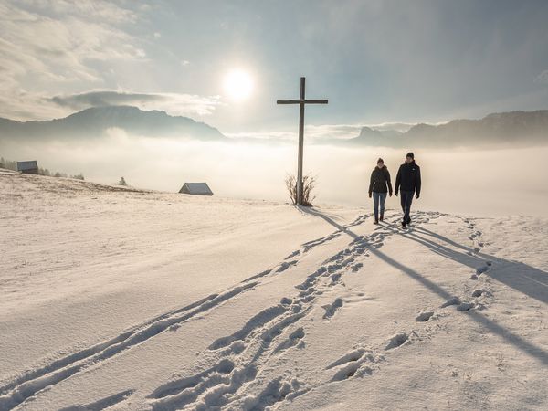 Zwei Winterwanderer auf dem Altherrenweg