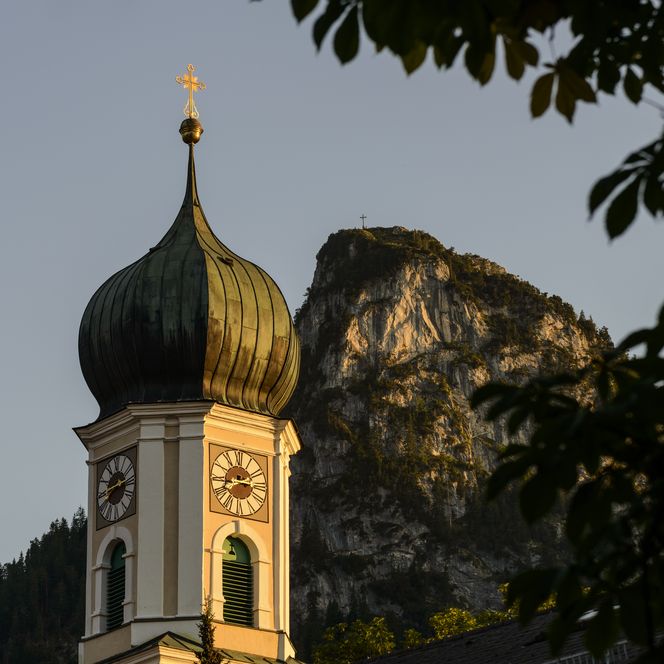 Die Kirche in Oberammergau im Abendlicht. 