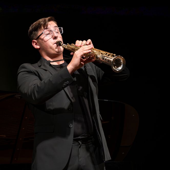 Ein Student spielt ein Sopran Saxophon