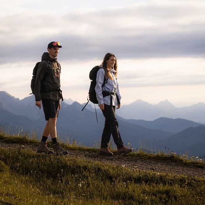 Zwei Wanderer auf dem Meditationsweg