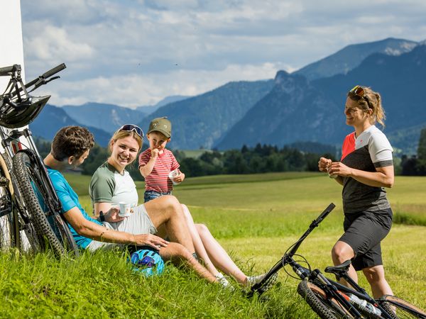 Familie mit Kind beim Fahrradfahren