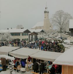 Winterlicher Weihnachtsmarkt unterhalb einer Kirche