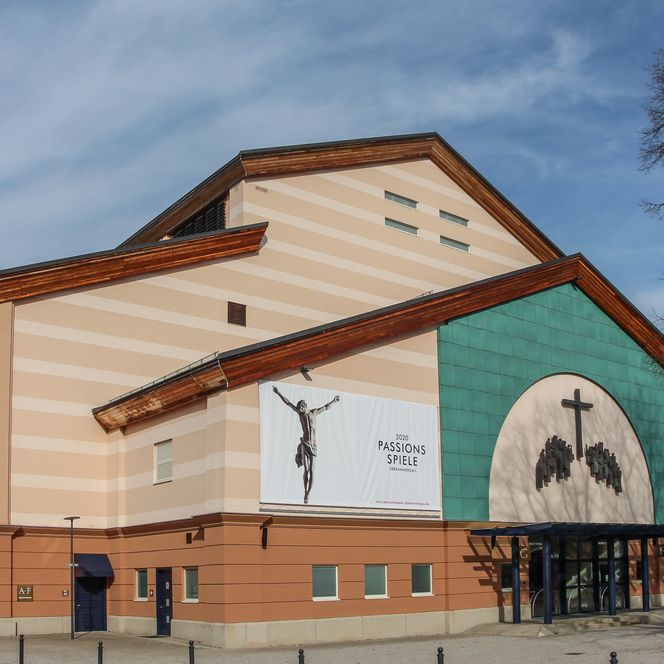 Außenaufnahme des Passionstheaters Oberammergau