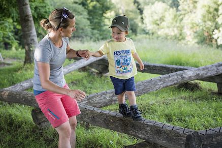 Mutter und Kind auf dem Themenweg Timerland Trail in den Ammergauer Alpen