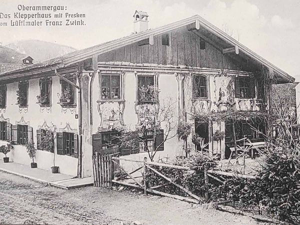 Ein schwarz-weiß Foto vom Klepperhaus vom Lüftlmaler Franz Zwink