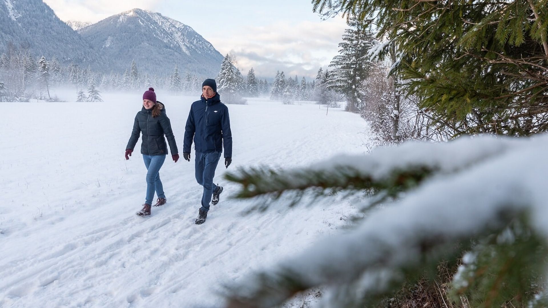 Zwei Winterwanderer im Weidmoos