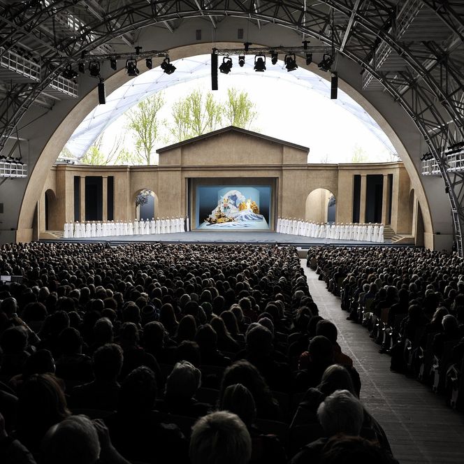 Passionstheater mit Zuschauern zu den Passionsspielen