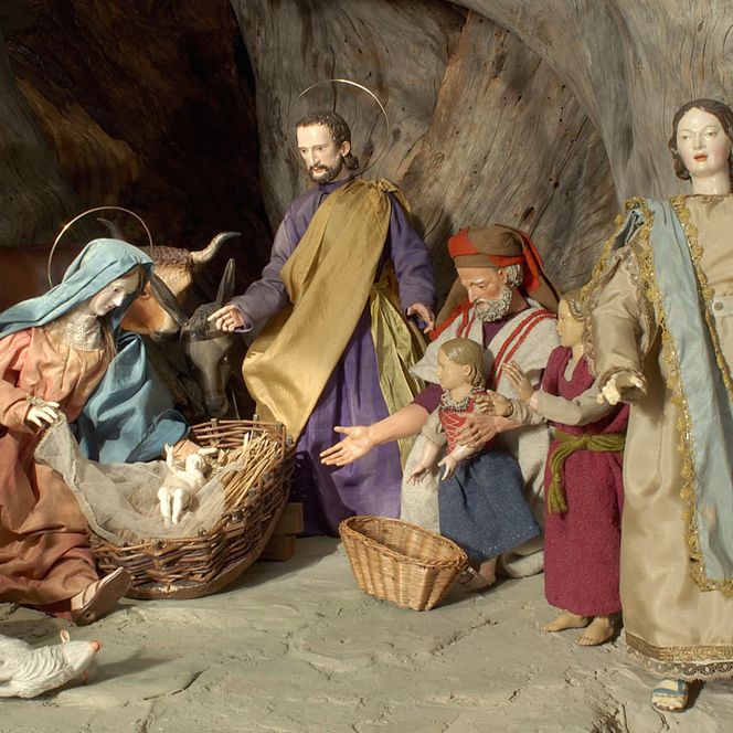 Die heilige Familie mit Engel in der historischen Kirchenkrippe in Oberammergau