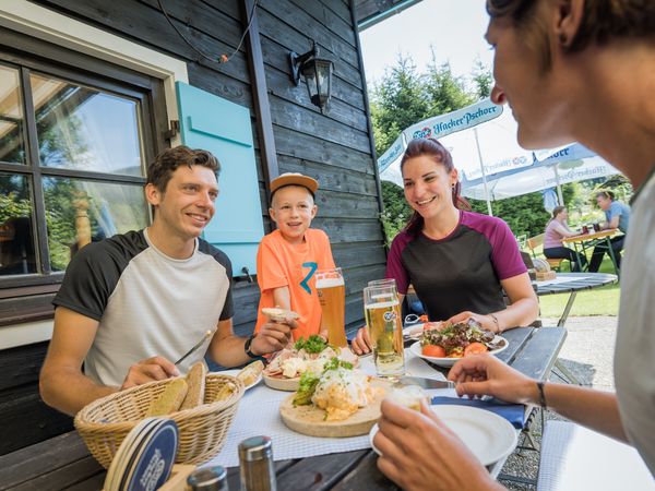 Personen bei der Einkehr nach einer Radtour